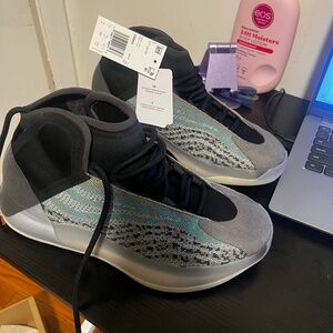Yeezy QNTM Sneakers